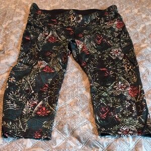 Floral Patterned Capri Leggings By Shape